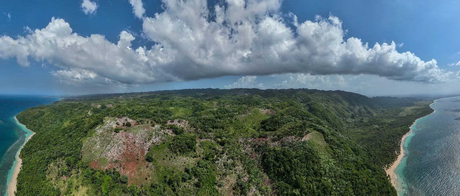 Panorámica del promontorio, con una playa a cada lado